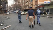 Thumbnail for South Africa - Johannesburg police face off with looters, fire stun guns finally, first time ever [2021/July]